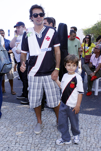 Bruno Mazzeo e João foram uniformizados para o protesto