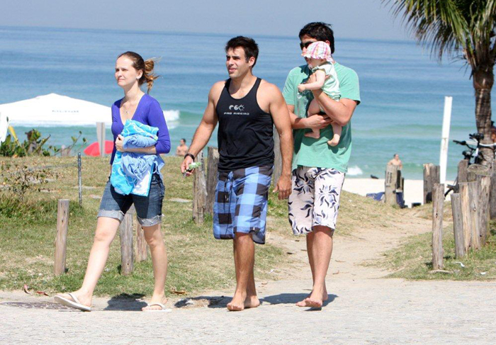 Eles deixam a praia, mas Bruno não desgruda de Luísa