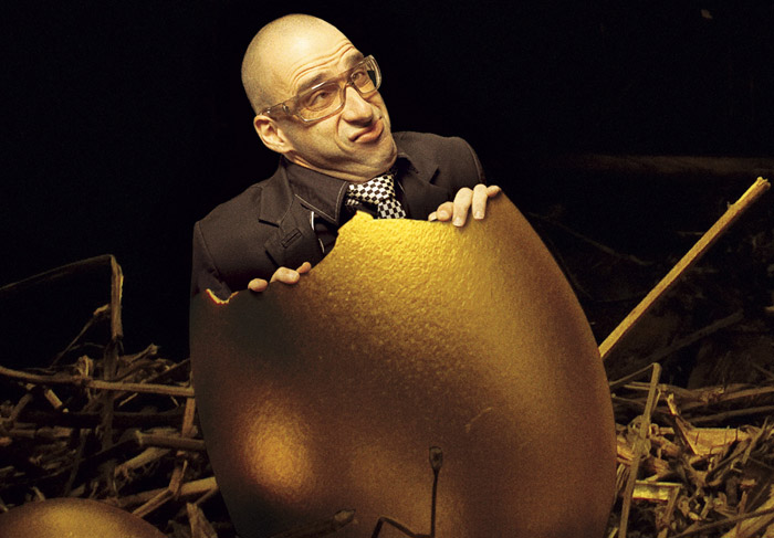 Cazé Peçanha faz cara de quem estava esmagado dentro do ovo