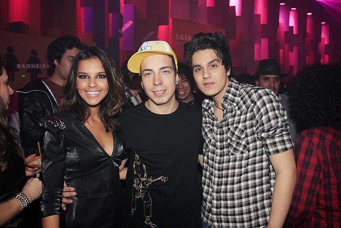 Mariana Rios, com o namorado Di Ferrero, e Luan Santana