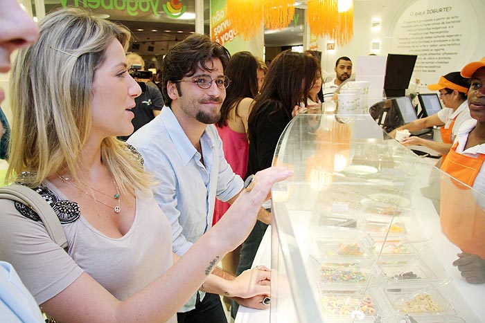 Bruno e Giovanna escolhem sabor e coberturas da sobremesa