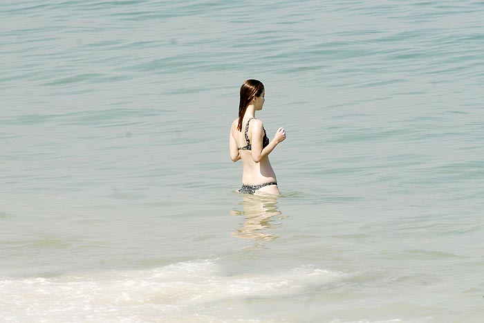 A atriz se arrisca em um mergulho para refrescar
