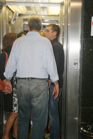 Fábio Assunção ficou espremido no elevador