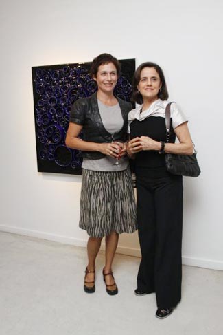 Andrea Beltrão e Marieta Severo conferem a exposição