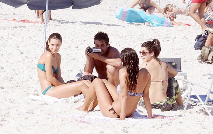 Bruno De Luca filma paparazzo na praia