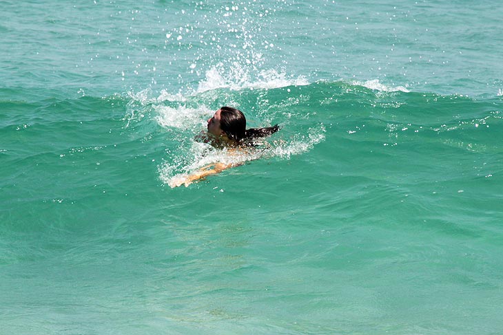 Panicat Nicole Bahls pega onda em praia carioca