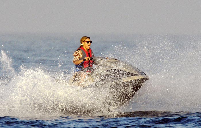 De óculos escuros e colete salva-vidas, Beyoncé foi pilotar o jet ski