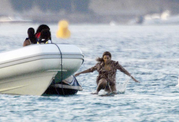 Oops! Beyoncé fez a manobra errada e caiu na água