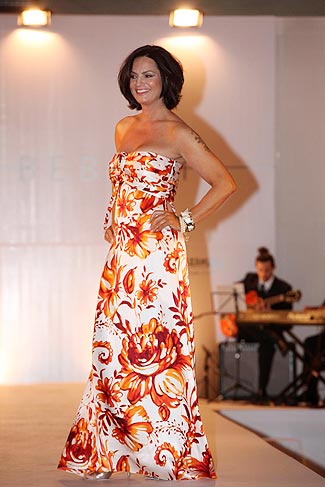 Luiza Brunet desfilou um vestido longo com estampa de flores