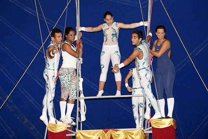 Os trapezistas auxiliam as meninas