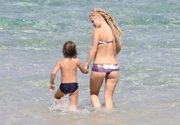 Ana Paula com um dos filhos no mar