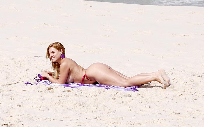 Fernanda fez topless nas areias cariocas 