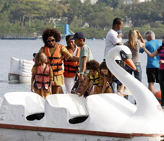 As meninas se equipam para brincar no pedalinho