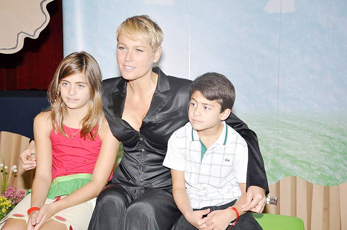 Xuxa posou ao lado das crianças que participaram do lançamento de seu DVD
