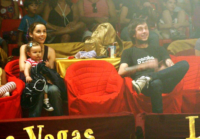 Debora Falabella foi ao circo com a família, no domingo (29)