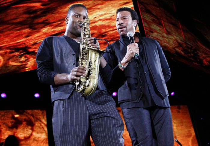 Lionel Richie e o saxofonista da sua banda