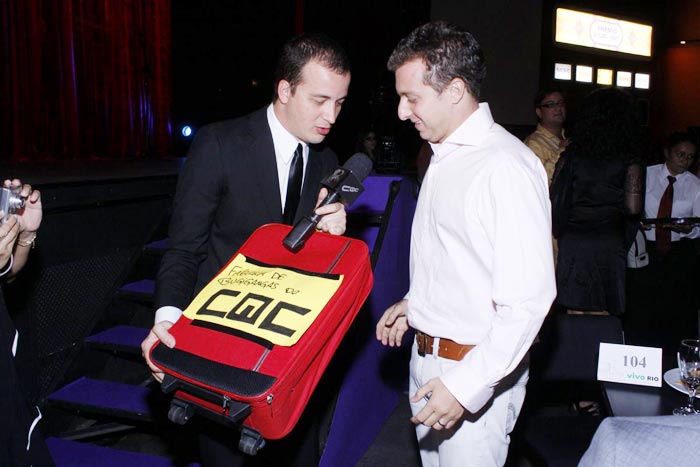 Huck foi presenteado com uma mala do CQC