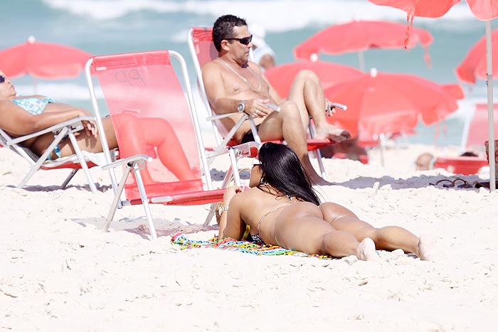 Juliane exibiu sua boa forma na praia do Pepê, no Rio