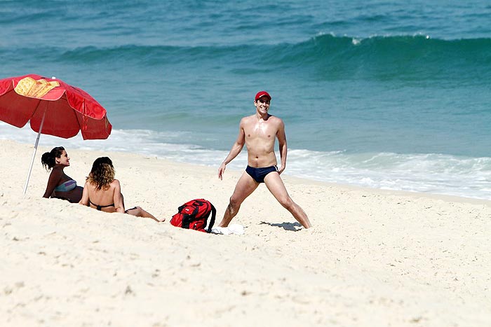 Giovanna Antonelli aproveitou a sombrinha nas areias da Praia da Barra da Tijuca