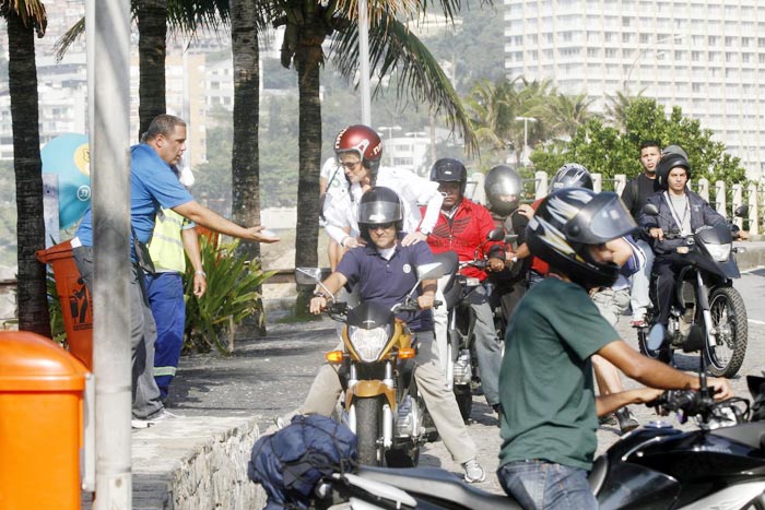 Ana Maria Braga pega carona na garupa de um motoqueiro