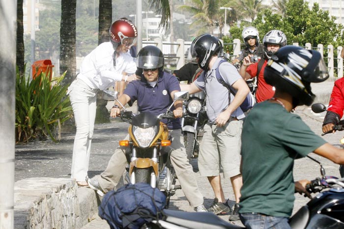 Ana Maria Braga se protege com um capacete para andar de moto