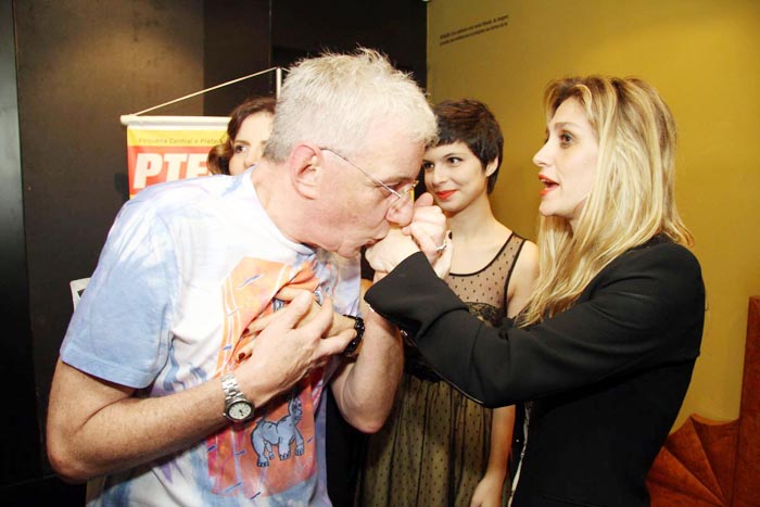 Nanini beija a mão de Amora Mautner