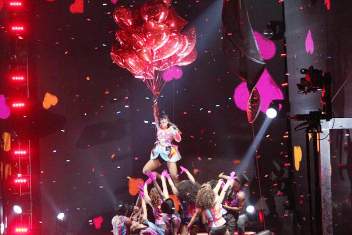 Ivete Sangalo leva plateia à loucura em mega show em Nova York