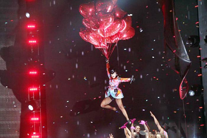 Ivete Sangalo encerrou o show voando, segurando muitos balões