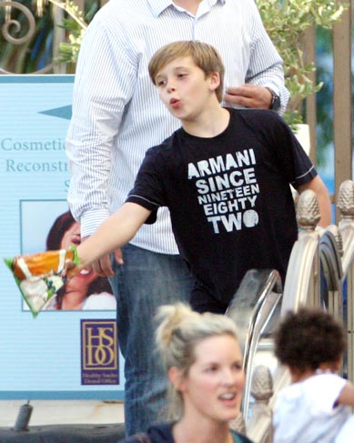 Brooklyn apareceu com uma camiseta da Armani - marca que contratou seus pais como modelos