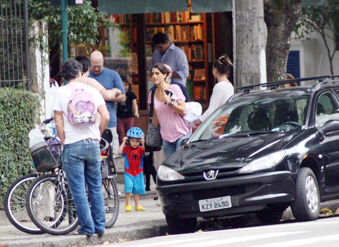 O capacete do meninão combinava com a roupa de Homem Aranha