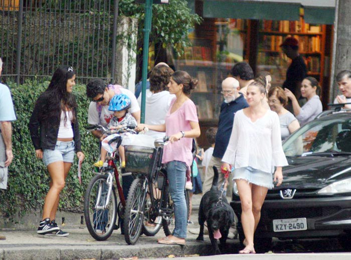 Cynthia segurou as bicicletas enquanto o marido cuidava da segurança para as crianças