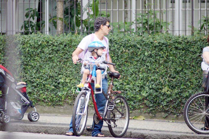 Eduardo Moscovis e o amiguinho de Manuela na bicicleta