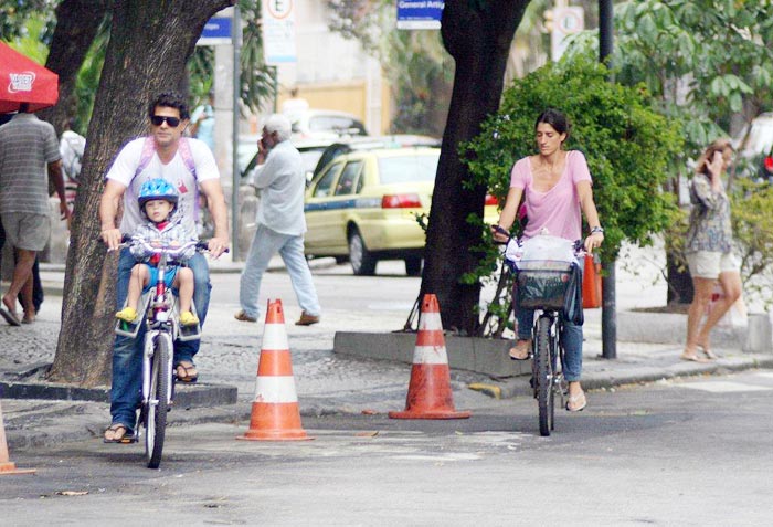 Cynthia mostrou tanta habilidade com a bicicleta que até usou o celular