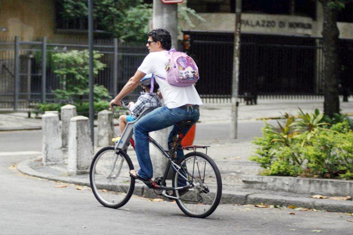 Edu carregou a mochila das crianças nas costas