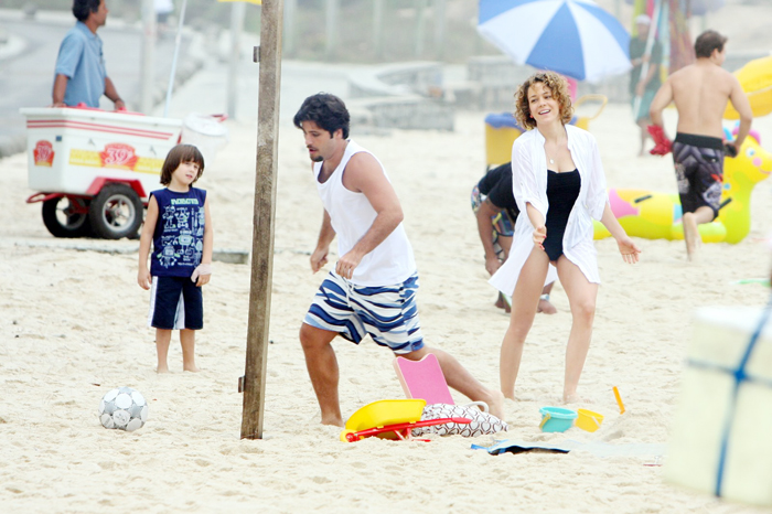 A família jogou futebol na praia