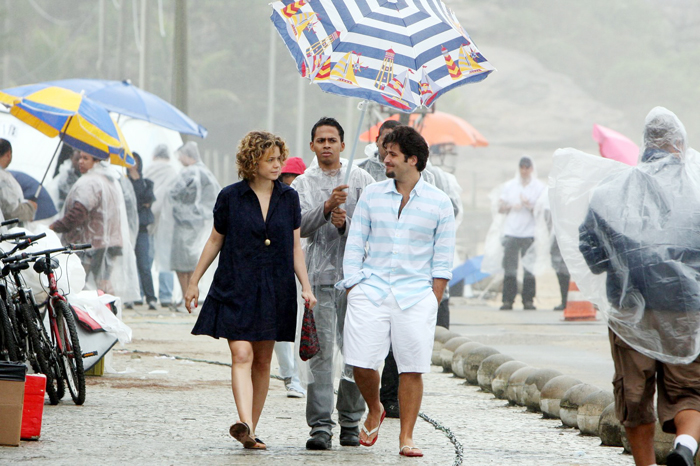 A produção da novela protegeu Bruno e Leandra da chuva que interrompeu a gravação