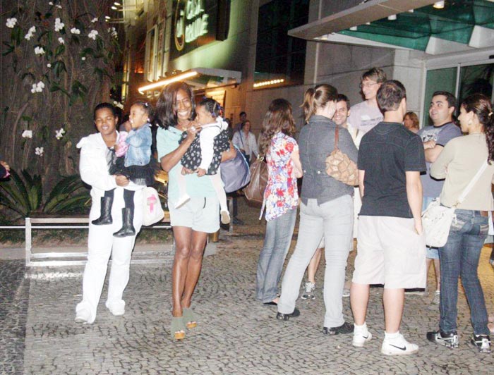 Glória Maria circula com as filhas e uma babá em shopping carioca