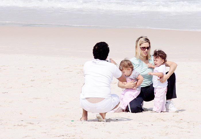 As pequenas Bia e Sofia foram à praia, nesta terça-feira (7)