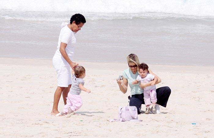 As gêmeas foram levadas pela mamãe, Bianca Rinaldi, que registrou o momento