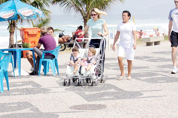 Na hora de ir embora, as pequenas foram no carrinho 