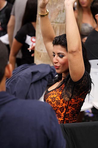 A morena chamou atenção com seus vestidinho laranja