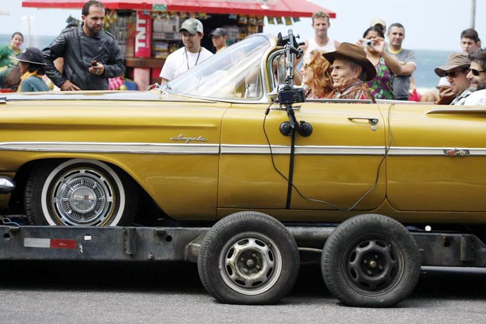 O modelo Impala dos anos 50 é colocado sobre uma plataforma