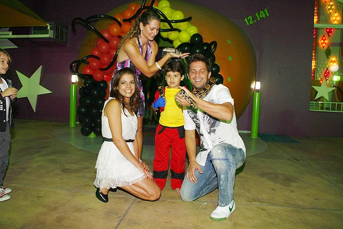 Nívea Stelmann e Mário Frias posam com o filho e com a namorada do ator, Juliana Camatti 