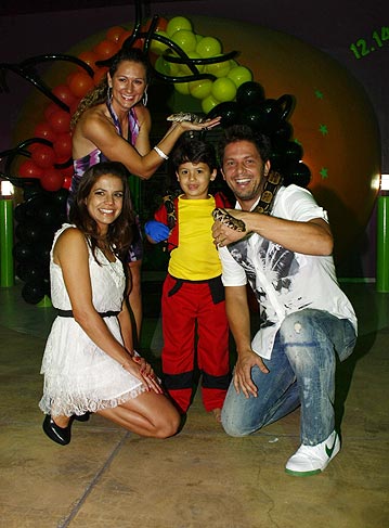 Miguel posa com os pais, Nívea Stelmann e Mário Frias, e a mulher do ator, Juliana Camatti