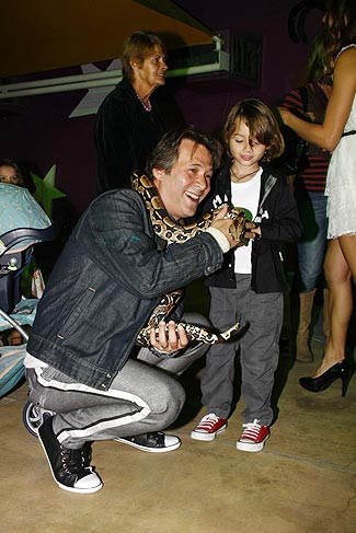 Durante a festa, o ator Nelson Freitas brinca com a cobra