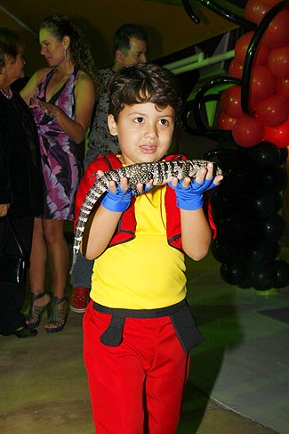Miguel mostra que não tem receio de carregar o lagarto