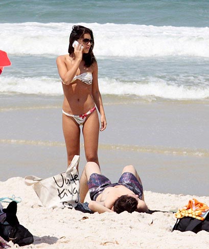 Mariana Rios e Di Ferrero namoram na praia, no Rio