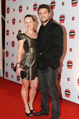 Mariana Bridi e Rafael Cardoso posaram para a foto na entrada da premiação