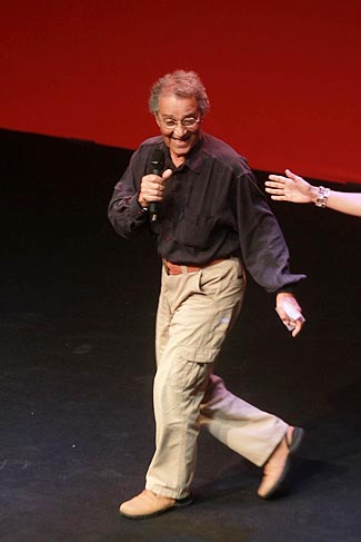 Nélson Xavier, que ganhou na categoria de Melhor ator com o filme Chico Xavier, brincando no palco