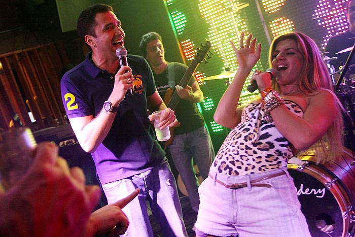 Latino e Mirella deram um show na noite de segunda-feira (14)